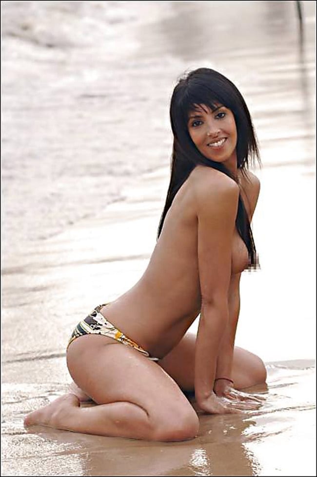 Yasmine topless à la plage